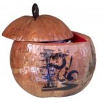 Bình Giữ Ấm Trà Trái Dừa Hoa Văn Lồng Chữ Hiếu Và Bình Trà 400 – 950ml – [Quà Quê Dừa]