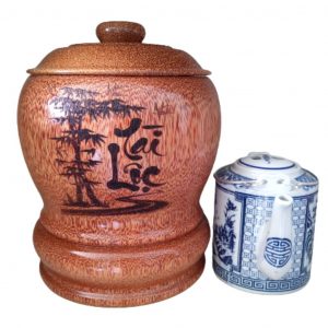 bình trà gỗ dừa khắc hoa văn lồng chữ Tài Lộc