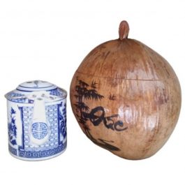 Vỏ Giữ Ấm Bình Trà Trái Dừa Hoa Văn Lồng Chữ Đức Và Bình Trà 400 – 950ml – [Quà Quê Dừa]