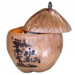 Vỏ Giữ Ấm Bình Trà Trái Dừa Hoa Văn Lồng Chữ Gia Đình Và Bình Trà 400 – 950ml – [Quà Quê Dừa]