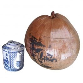 Bình Giữ Ấm Trà Trái Dừa Hoa Văn Lồng Chữ Thiền Và Bình Trà 400 – 950ml – [Quà Quê Dừa]