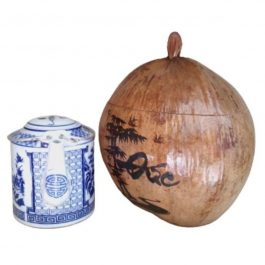 Vỏ Giữ Ấm Bình Trà Trái Dừa Hoa Văn Lồng Chữ Đức Và Bình Trà 400 – 950ml – [Quà Quê Dừa]