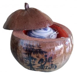 Vỏ Giữ Ấm Bình Trà Trái Dừa Hoa Văn Lồng Chữ Gia Đình Và Bình Trà 400 – 950ml – [Quà Quê Dừa]