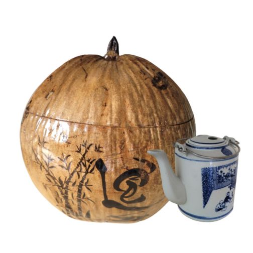 Bình ủ trà bằng dừa khắc chữ "Lễ"