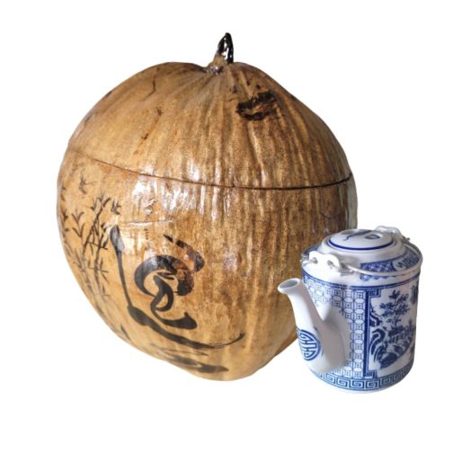 Bình ủ trà bằng dừa khắc chữ "Lễ"