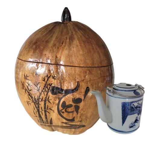 Bình ủ trà bằng dừa khắc chữ "Trí"