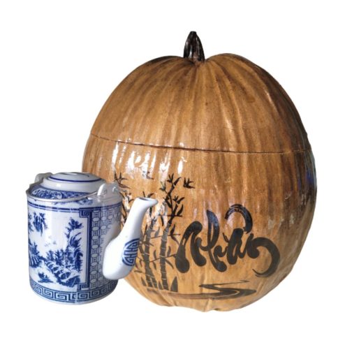 Bình ủ trà bằng dừa khắc chữ "Nhân"