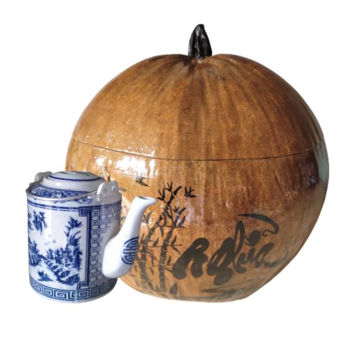 Bình ủ trà bằng dừa khắc chữ "Nghĩa"