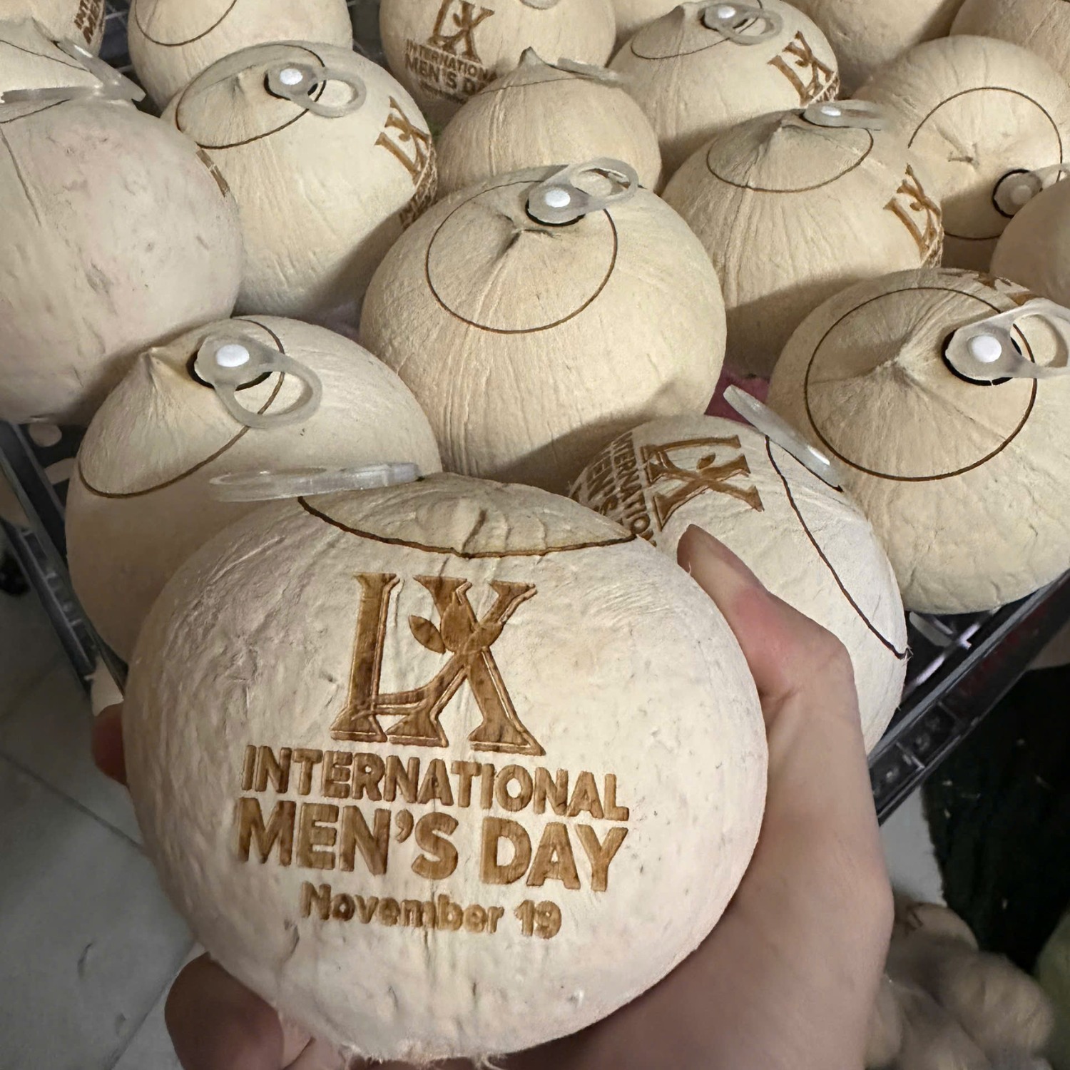 Quà Quê Dừa giao hàng dừa xiêm nắp bật tận nơi nhanh chóng