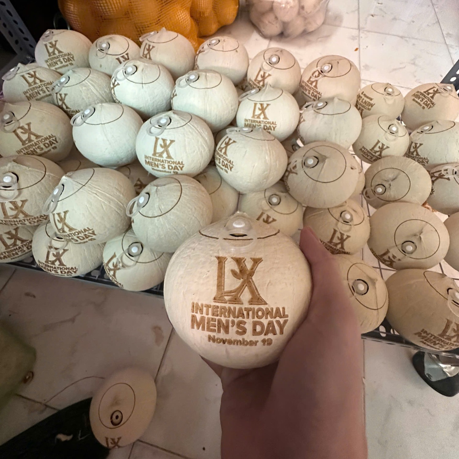 Dừa xiêm trọc nắp khoen khắc logo theo yêu cầu