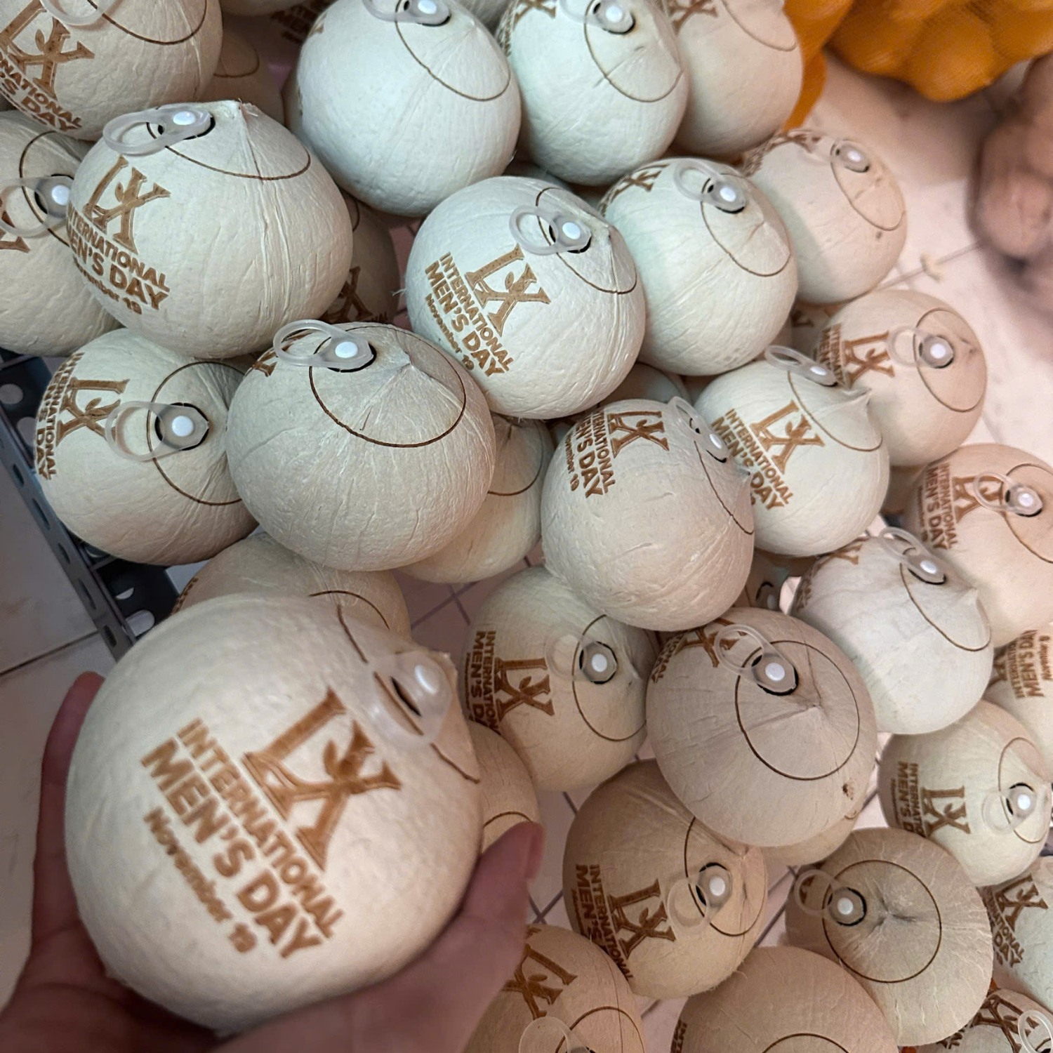 Báo giá dừa nắp bật, dừa nắp khoen khắc laser theo yêu cầu