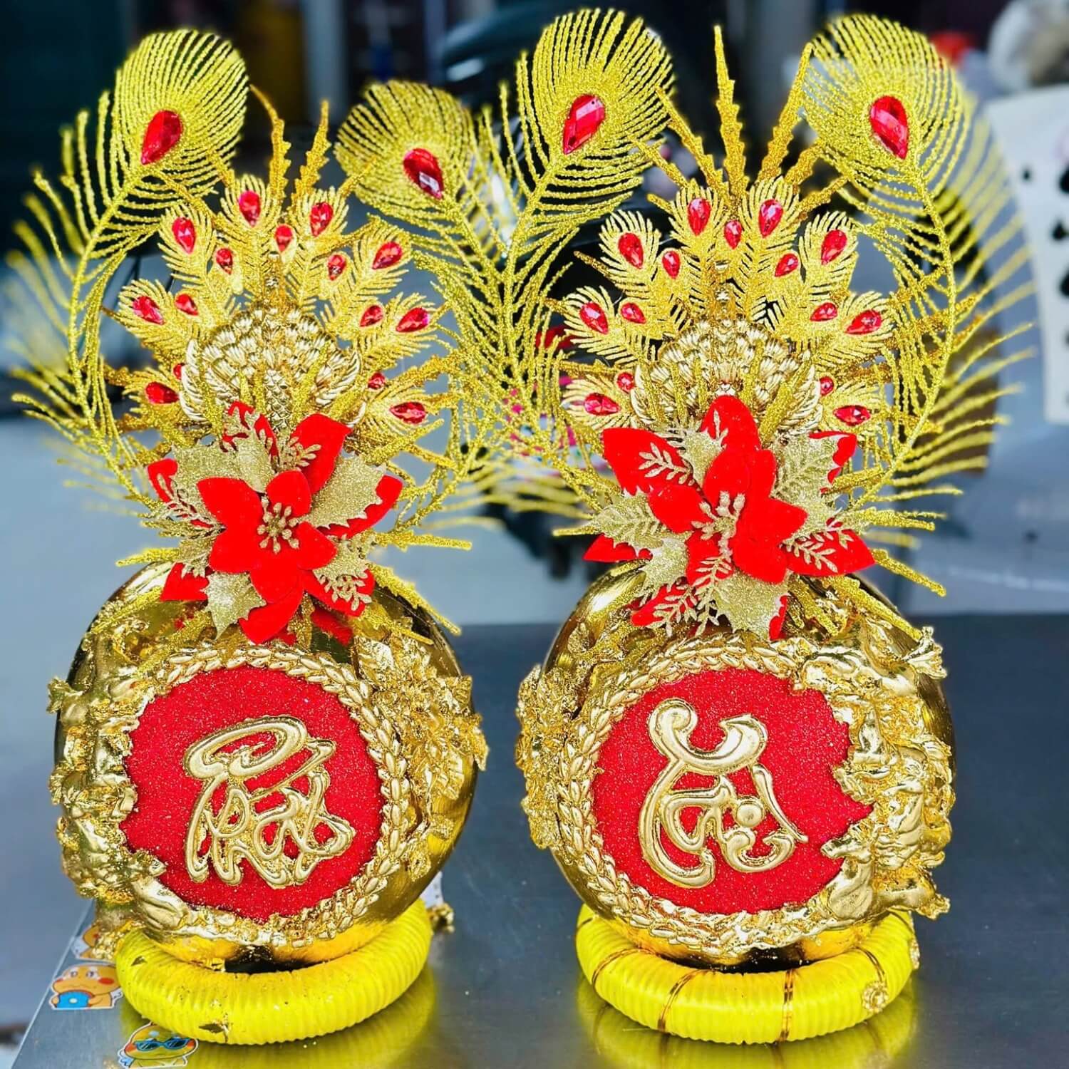 dua dat vang 01 Cặp dừa dát vàng chưng Tết họa tiết rồng phượng phối lông công