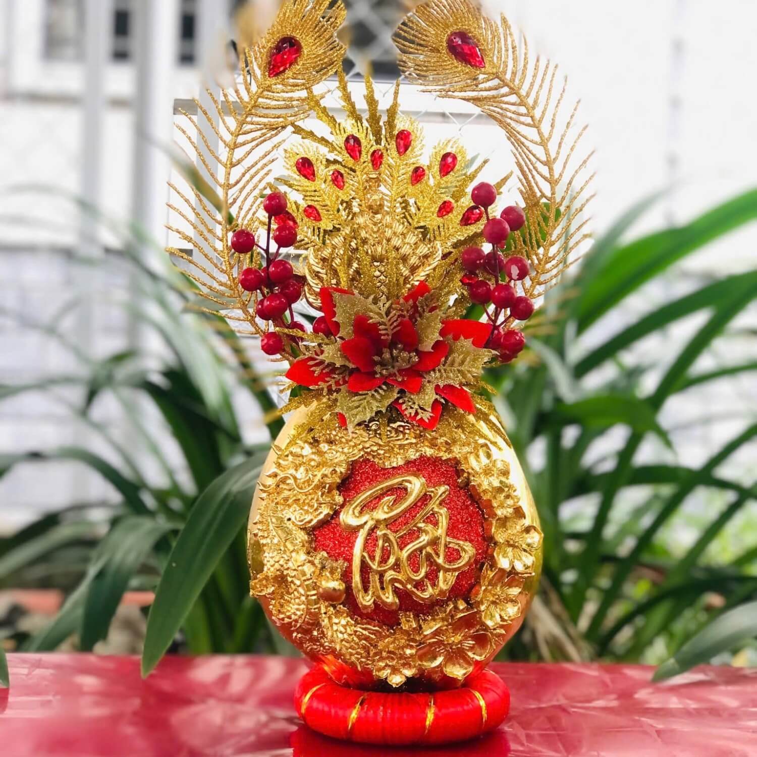 dua dat vang 05 Dừa được dát vàng kèm chữ thư pháp "Phát"