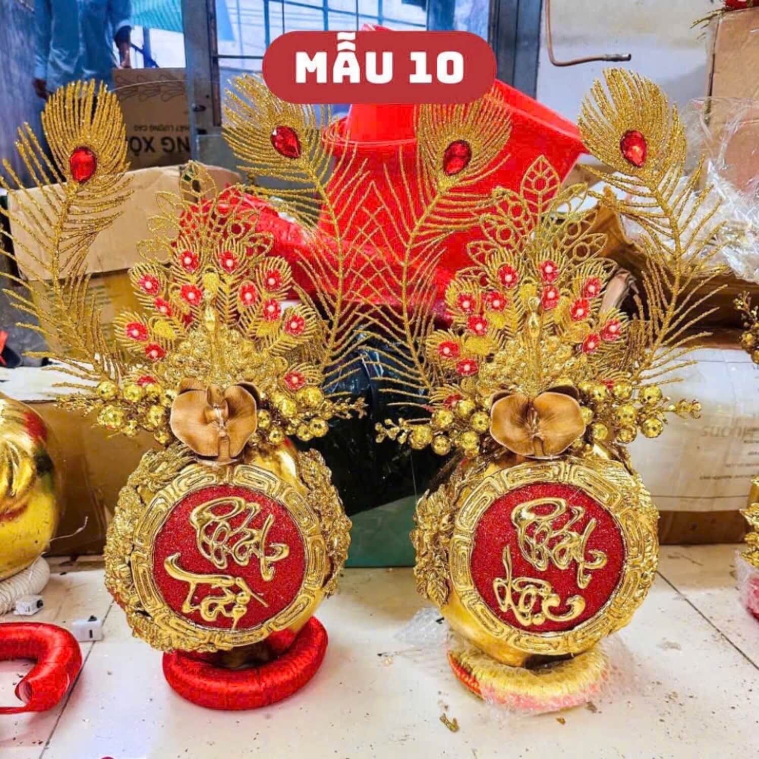 dua dat vang 06 Cặp dừa được dát vàng chưng Tết với chữ thư pháp "Phát Tài - Phát Lộc" nổi bật