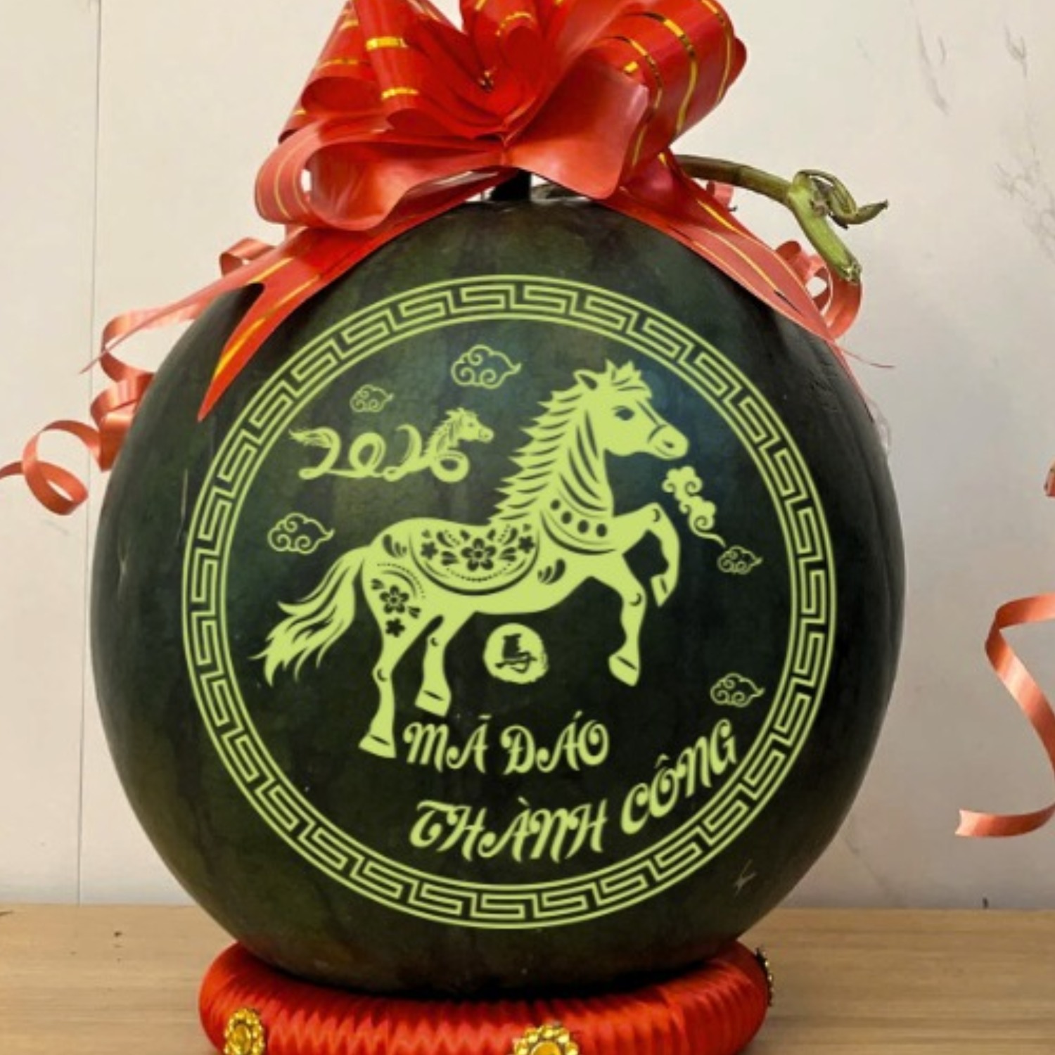 dua hau khac chu 03 Hướng dẫn bảo quản dưa khắc khi chưng Tết