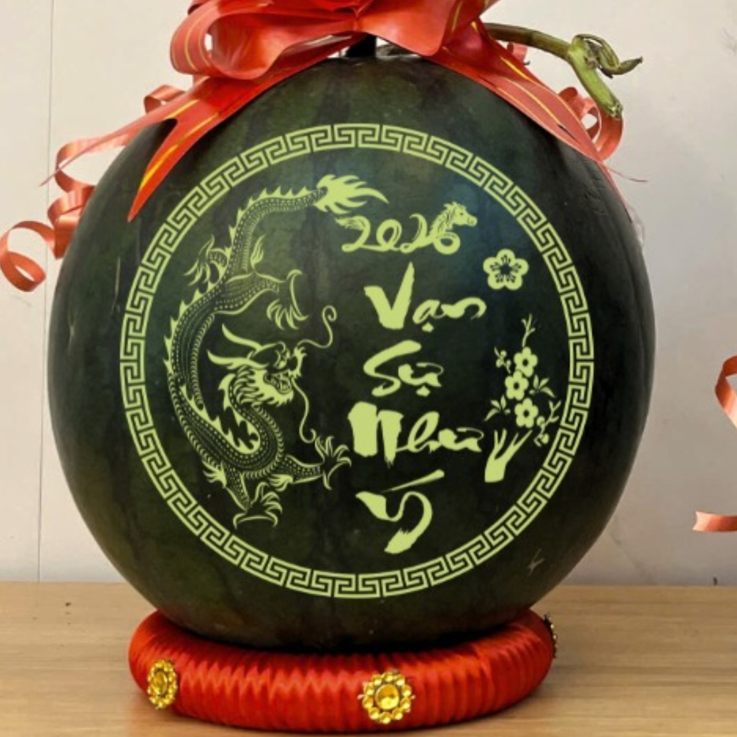 khac dua tet 10 Giá dưa hấu khắc chữ tại Quà Quê Dừa chỉ từ 350.000đ/cặp, tùy mẫu